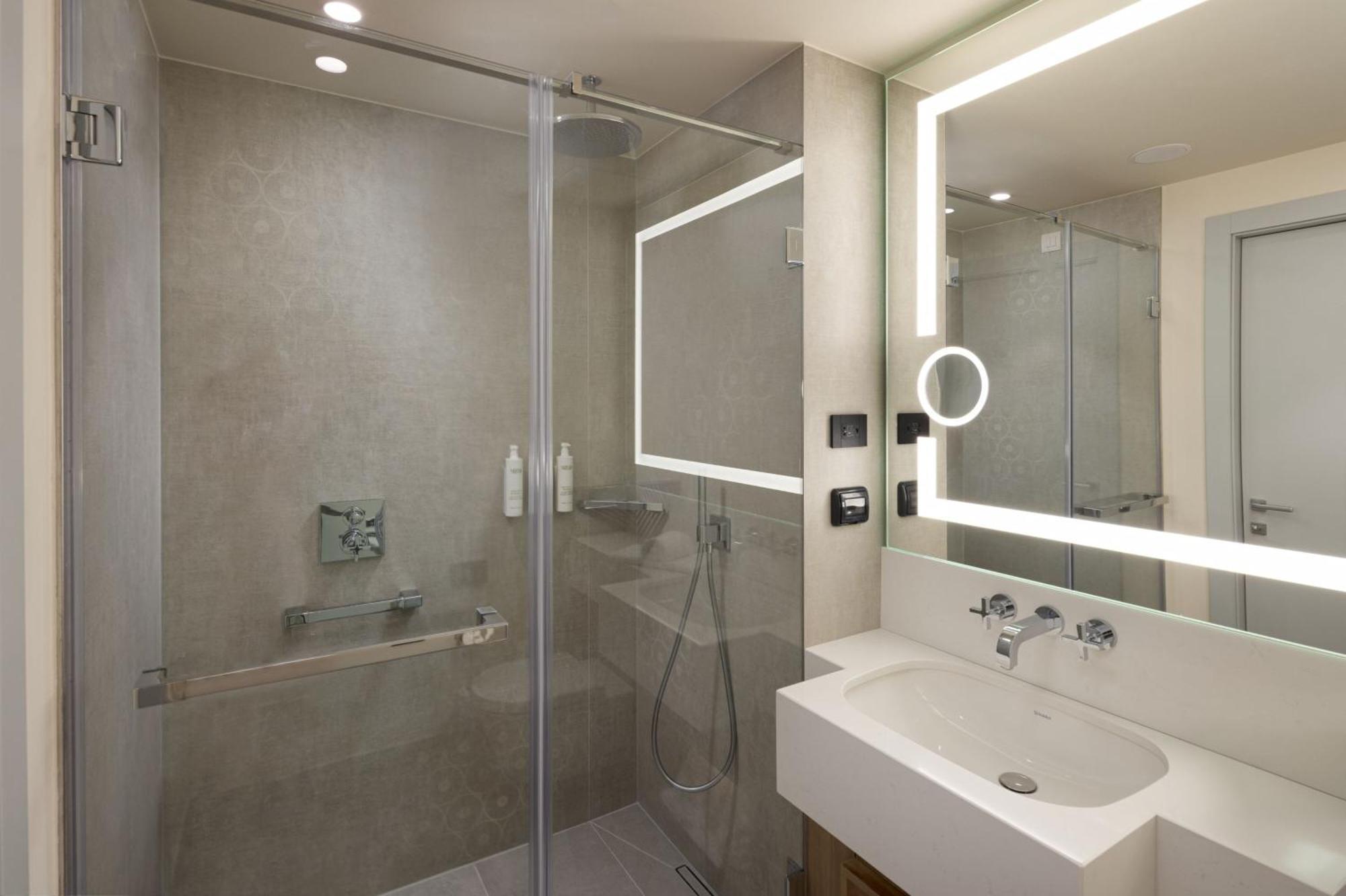 Courtyard By Marriott Cluj - Napoca Downtown Hotel Ngoại thất bức ảnh