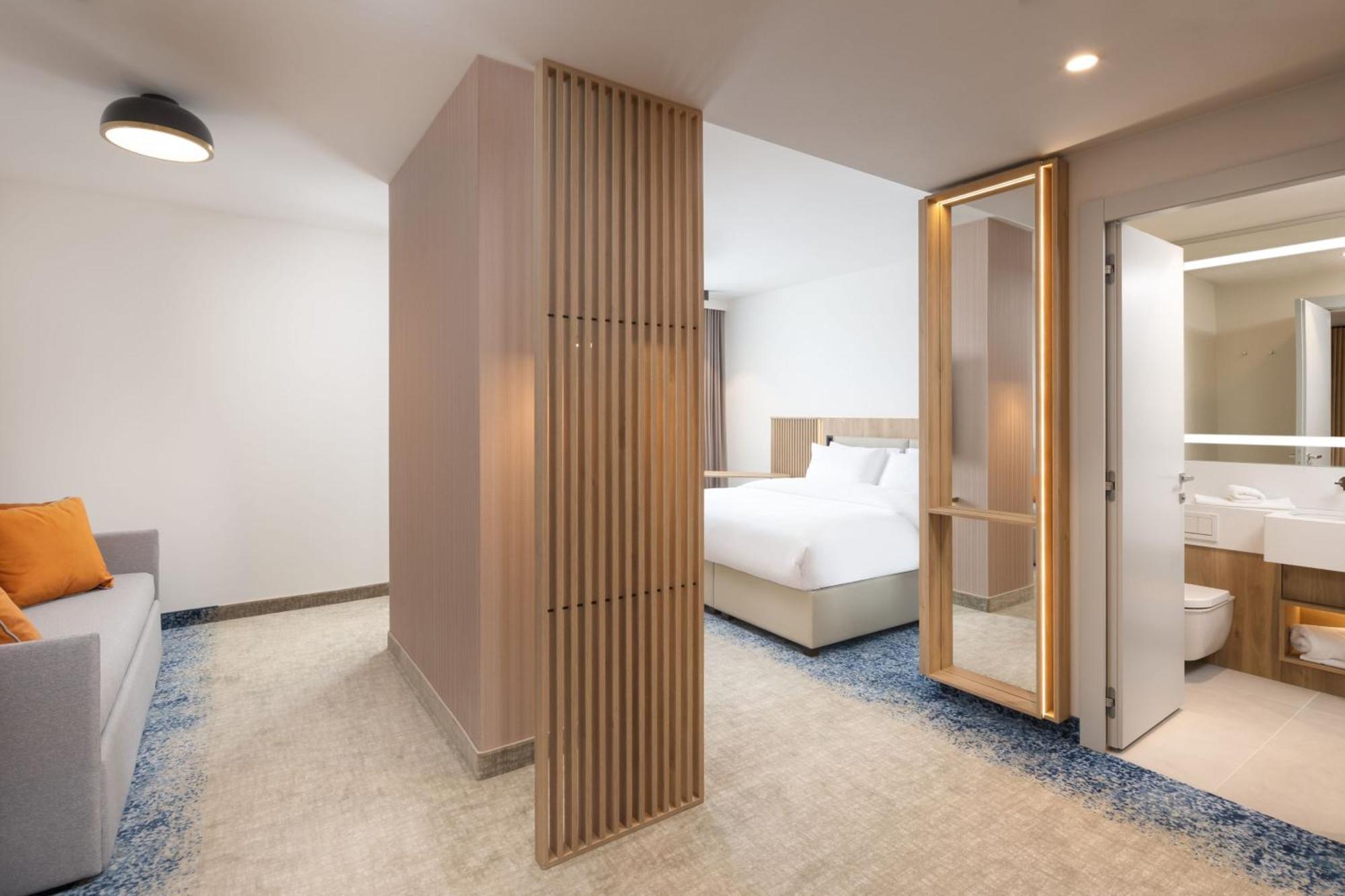 Courtyard By Marriott Cluj - Napoca Downtown Hotel Ngoại thất bức ảnh