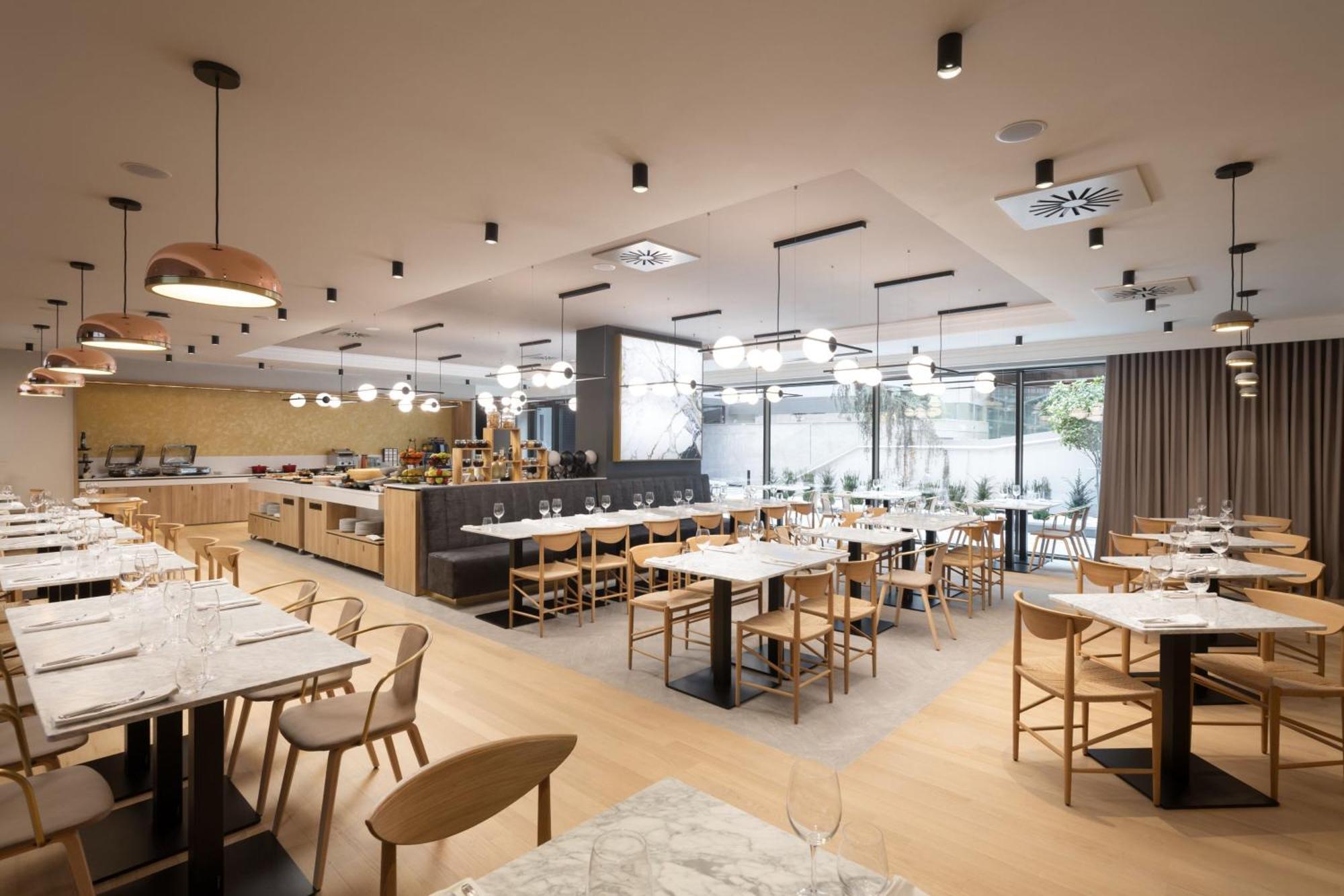 Courtyard By Marriott Cluj - Napoca Downtown Hotel Ngoại thất bức ảnh