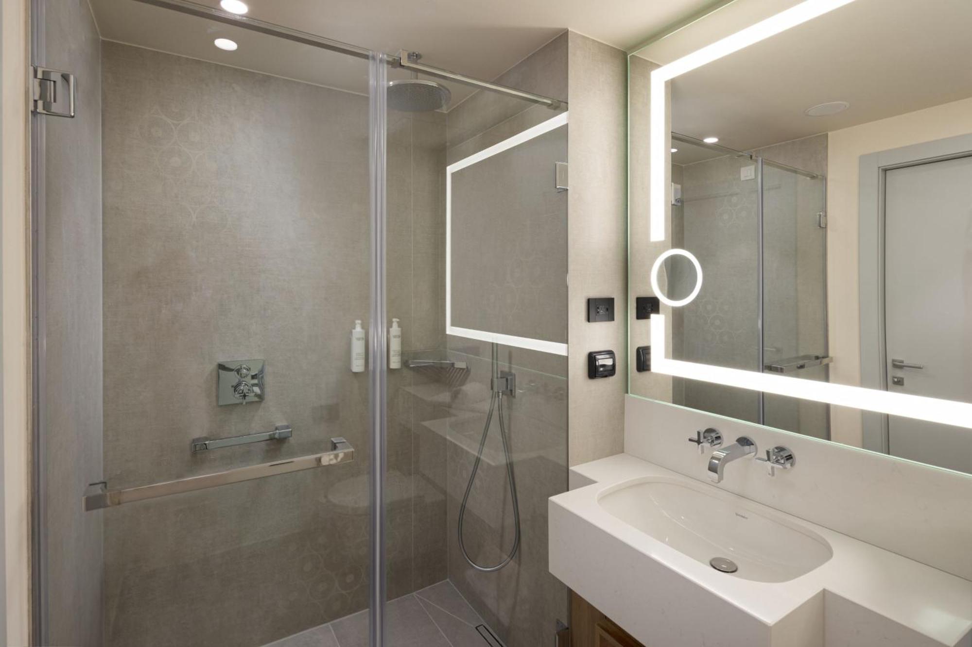 Courtyard By Marriott Cluj - Napoca Downtown Hotel Ngoại thất bức ảnh